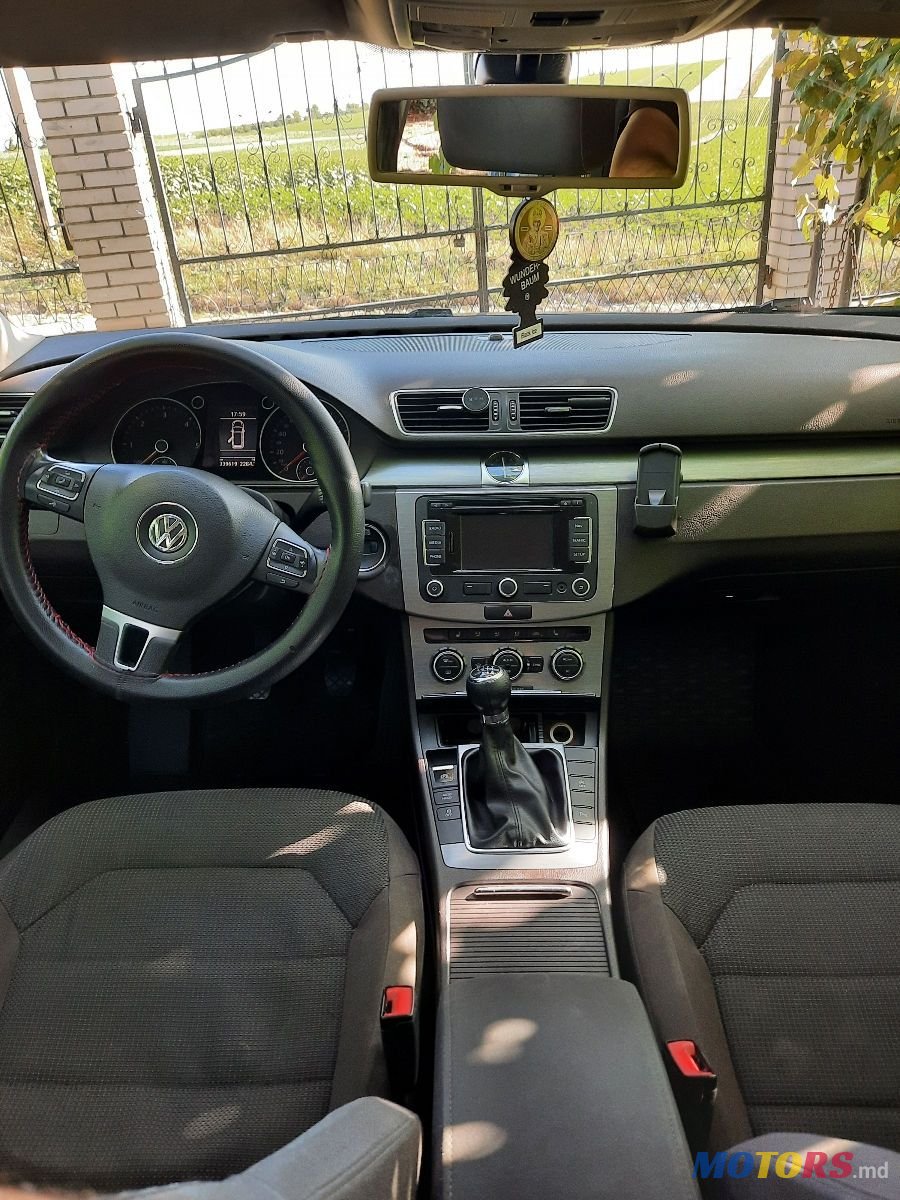 2012' Volkswagen Passat photo #5