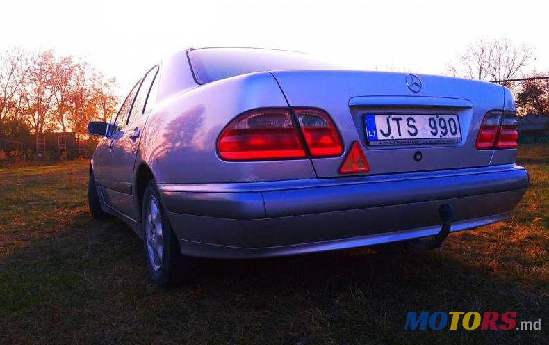 2000' Mercedes-Benz E photo #2
