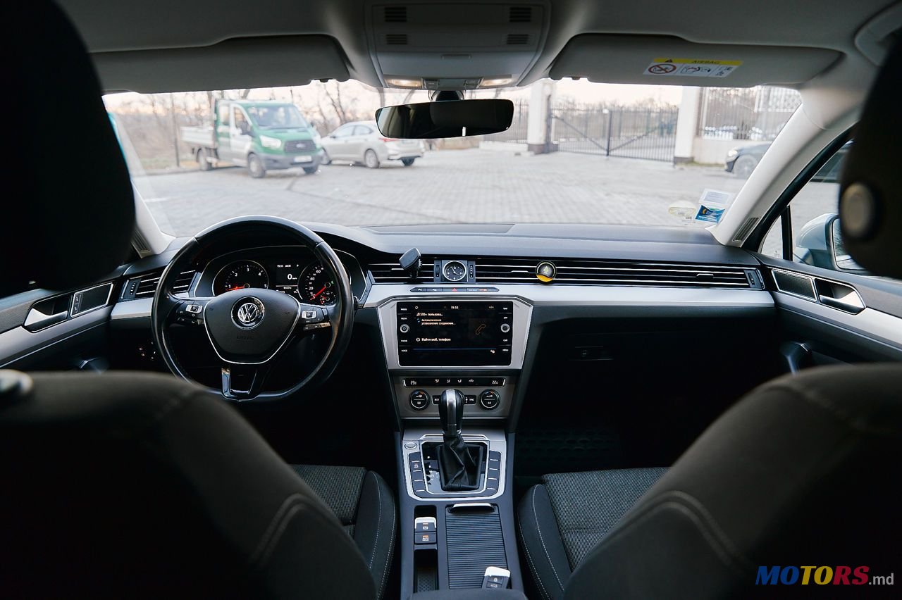 2019' Volkswagen Passat photo #2