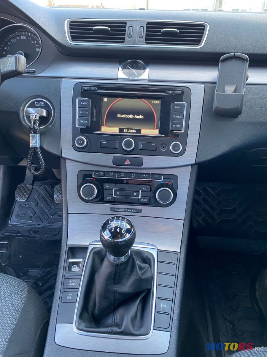 2011' Volkswagen Passat photo #2