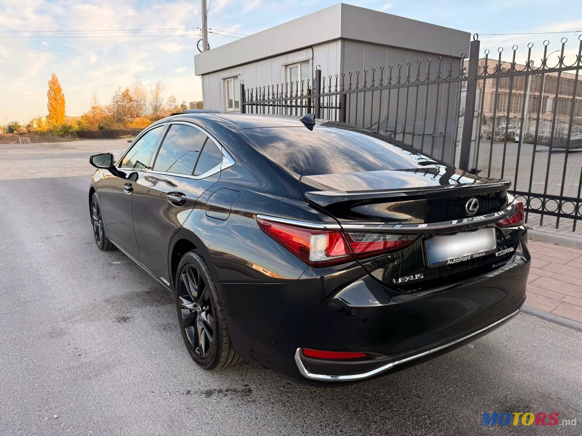 2019' Lexus Es Series photo #4