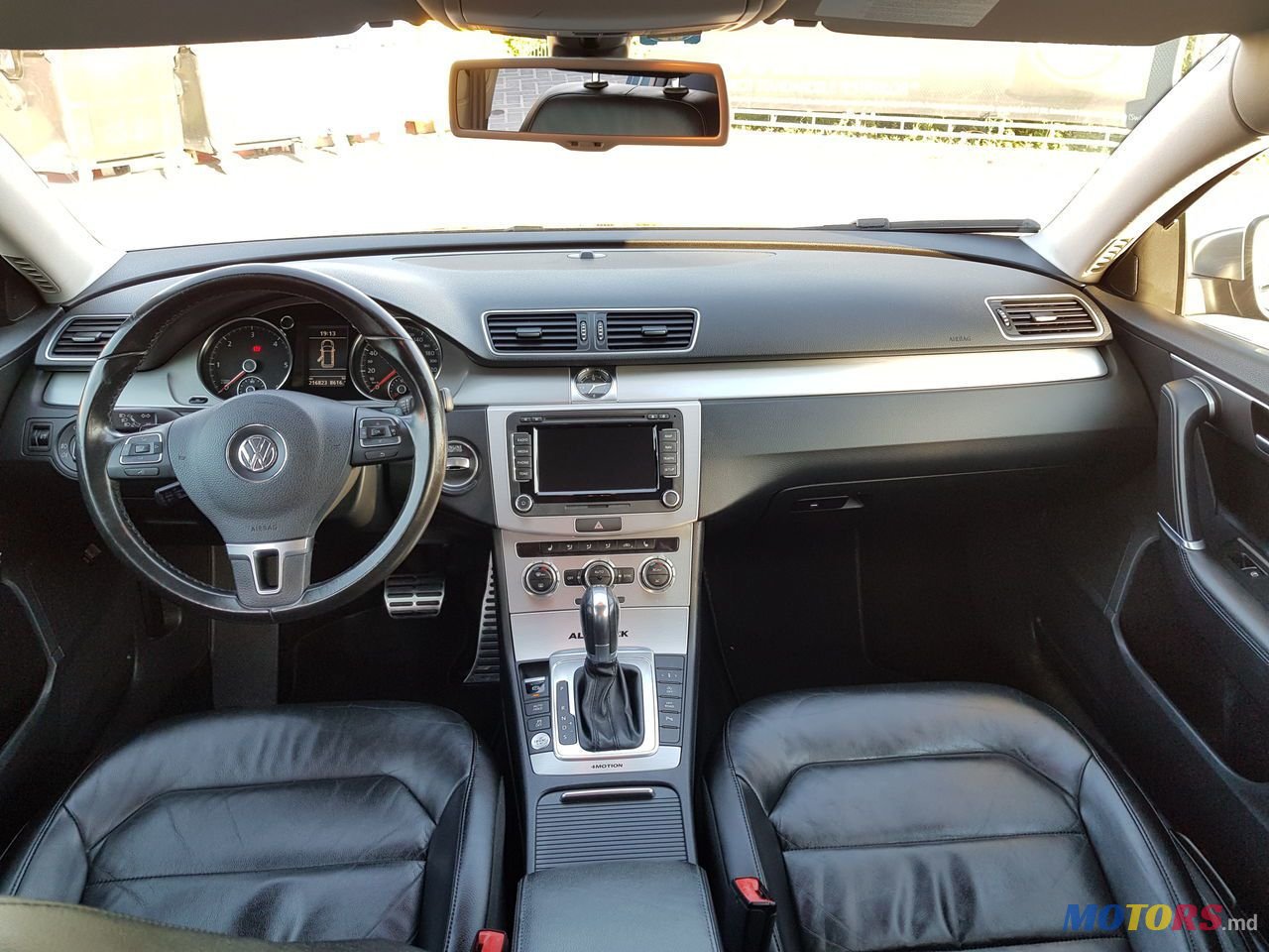 2012' Volkswagen Passat photo #6