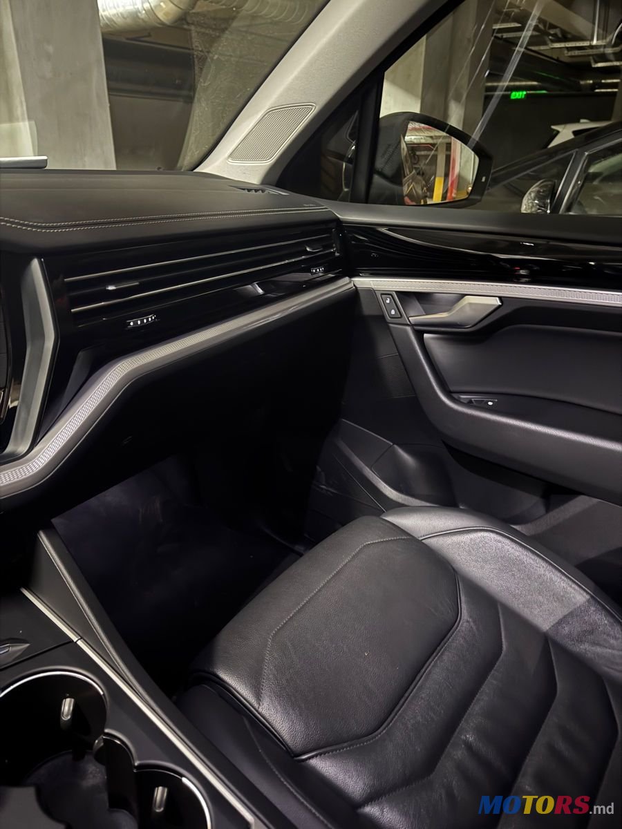2020' Volkswagen Touareg photo #5