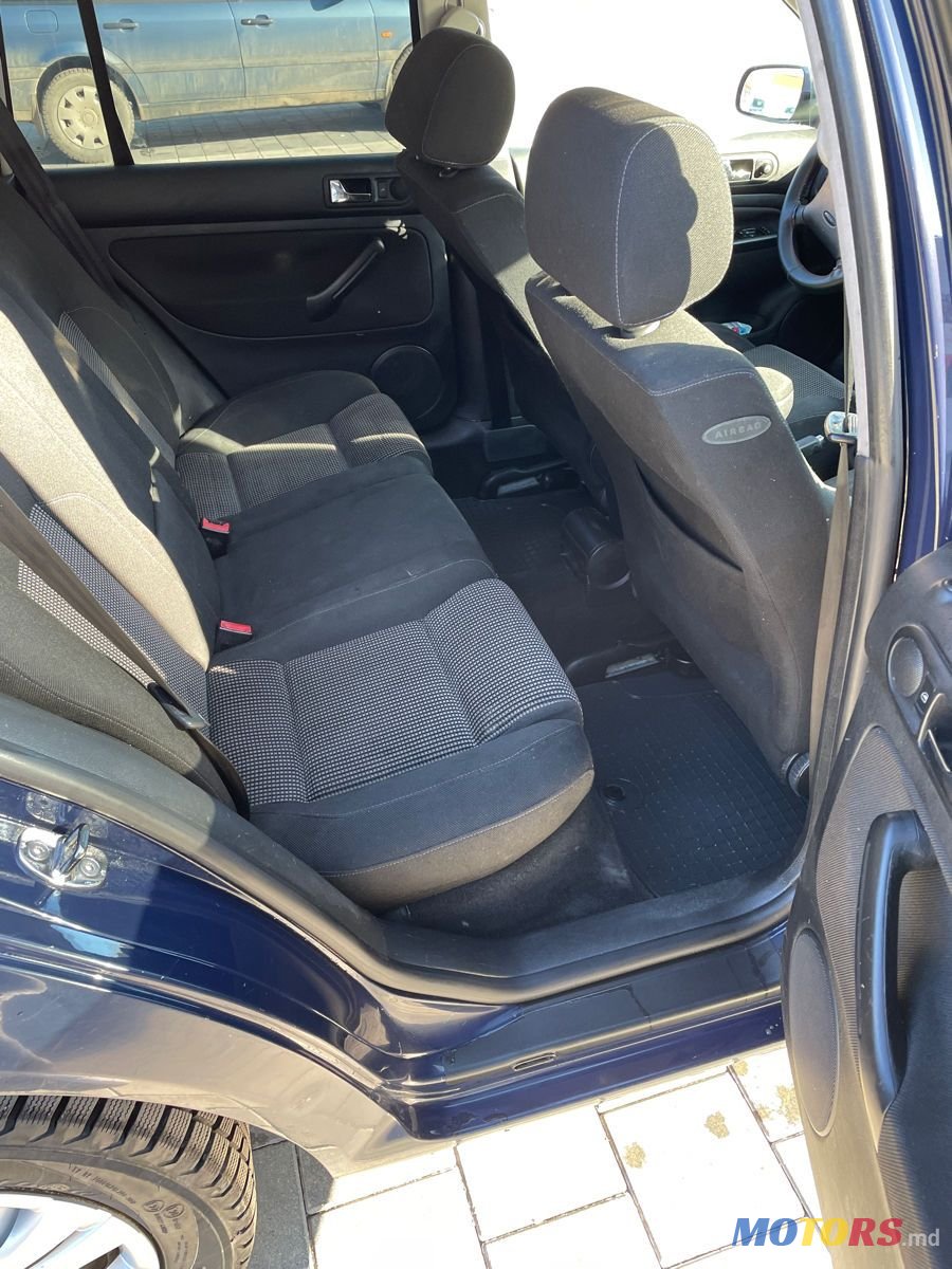 2004' Volkswagen Golf photo #6