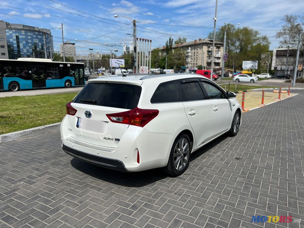 2013' Toyota Auris photo #3