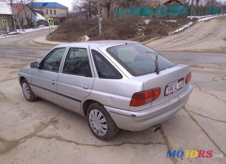 1993' Ford Escort photo #1