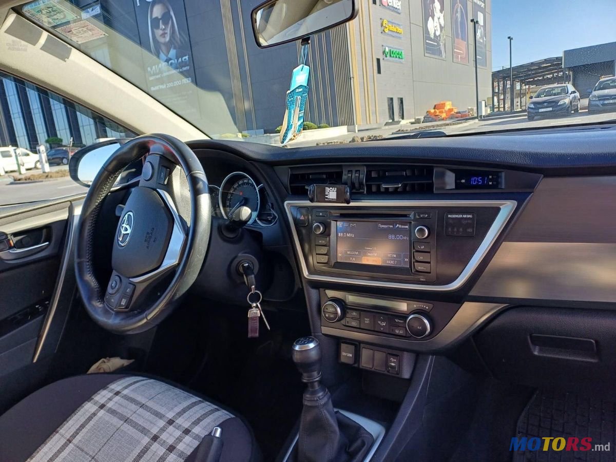 2013' Toyota Auris photo #4