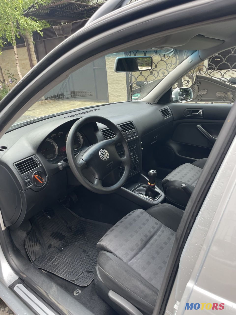 2004' Volkswagen Golf photo #6