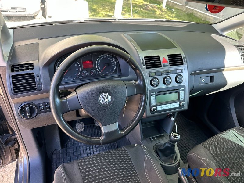 2007' Volkswagen Touran photo #2