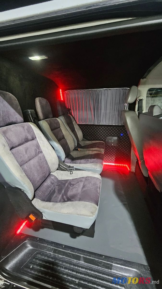 2011' Volkswagen Transporter photo #5