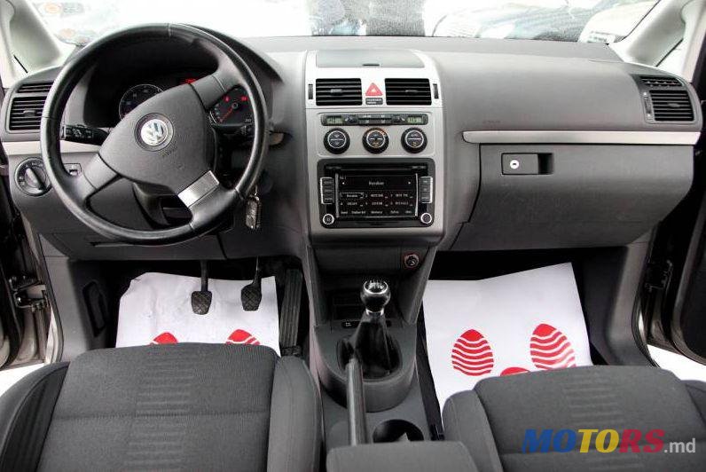 2009' Volkswagen Touran photo #1