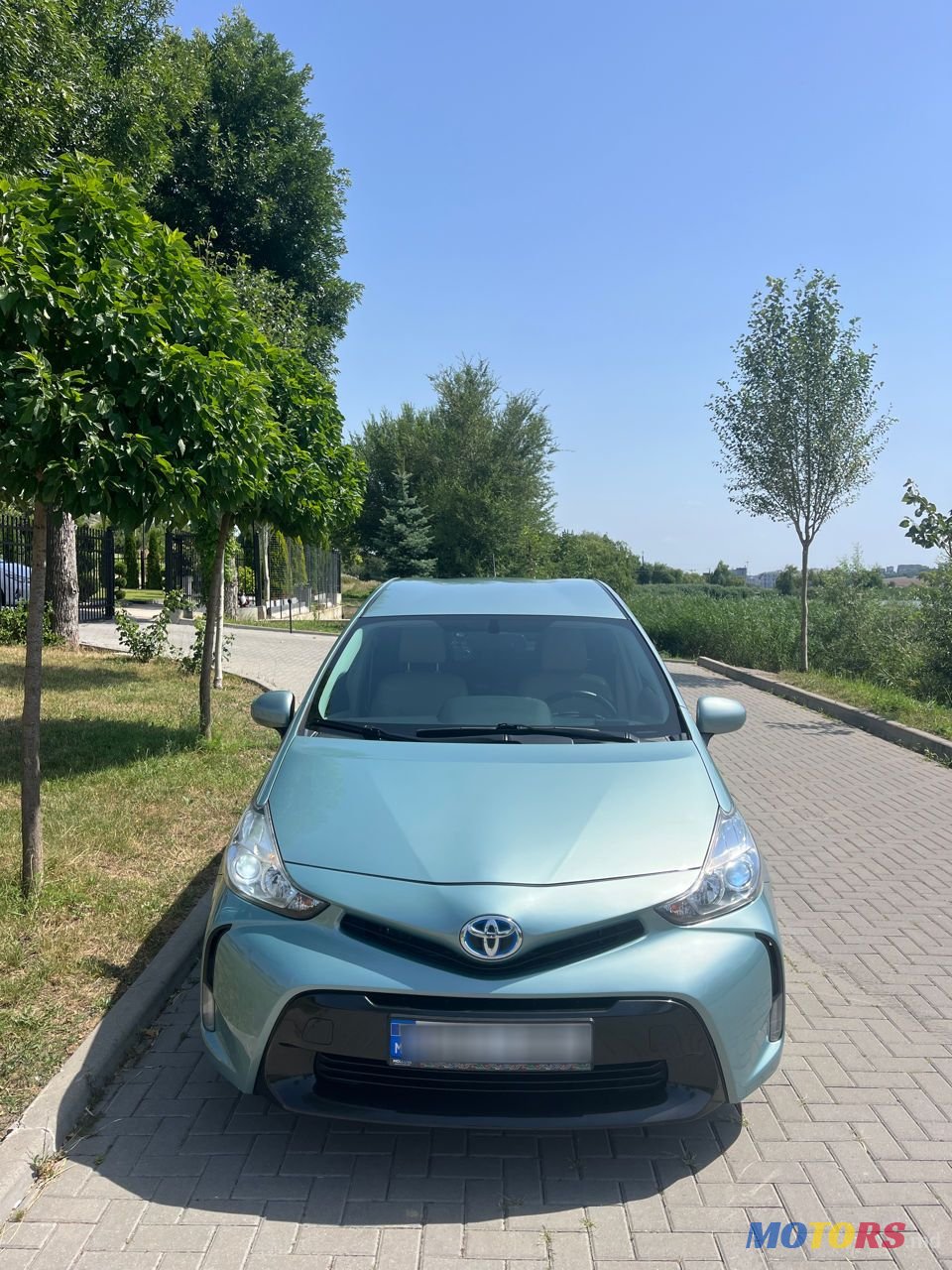 2017' Toyota Prius v photo #2