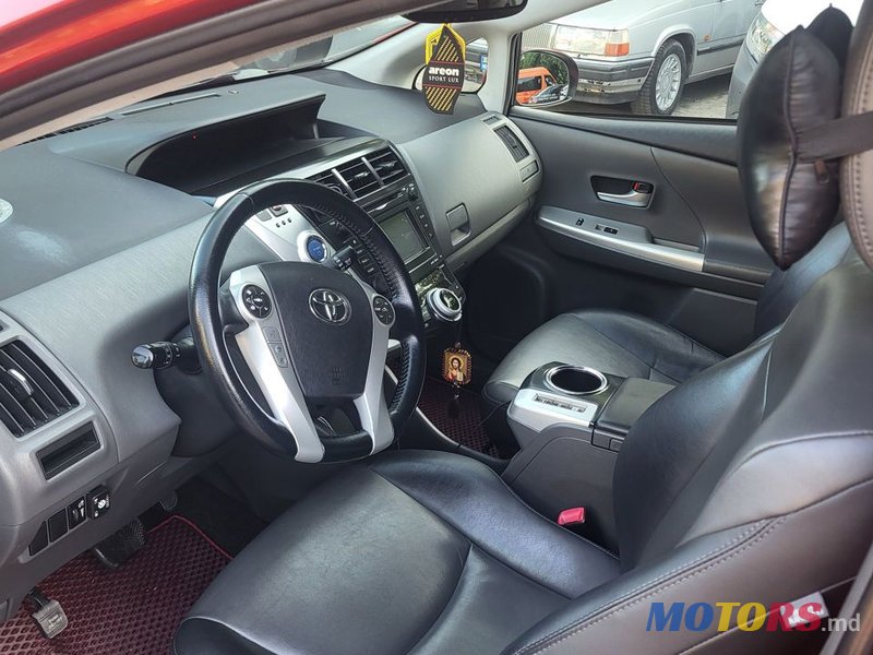 2012' Toyota Prius v photo #6