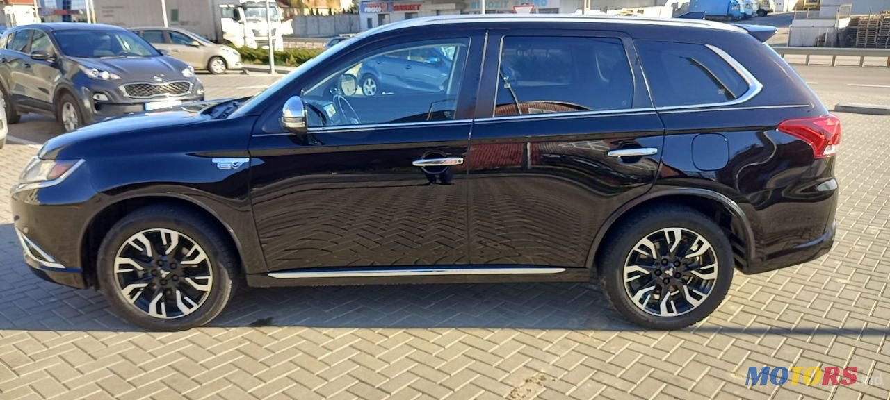 2018' Mitsubishi Outlander photo #2