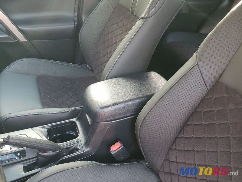 2016' Toyota RAV4 photo #3