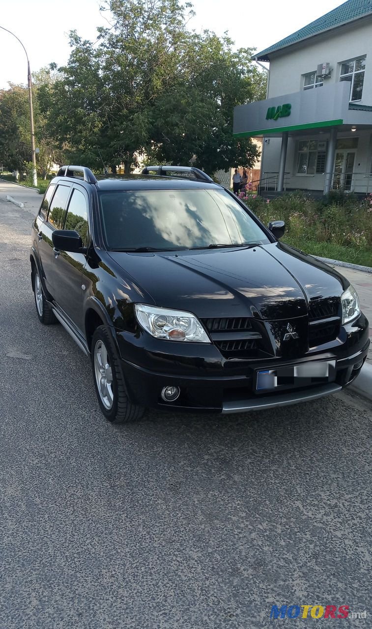 2009' Mitsubishi Outlander photo #1