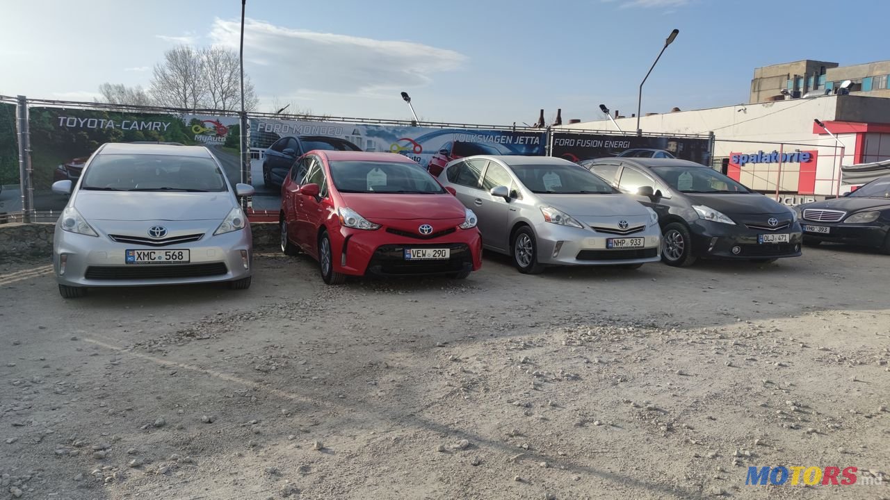 2014' Toyota Prius v photo #2