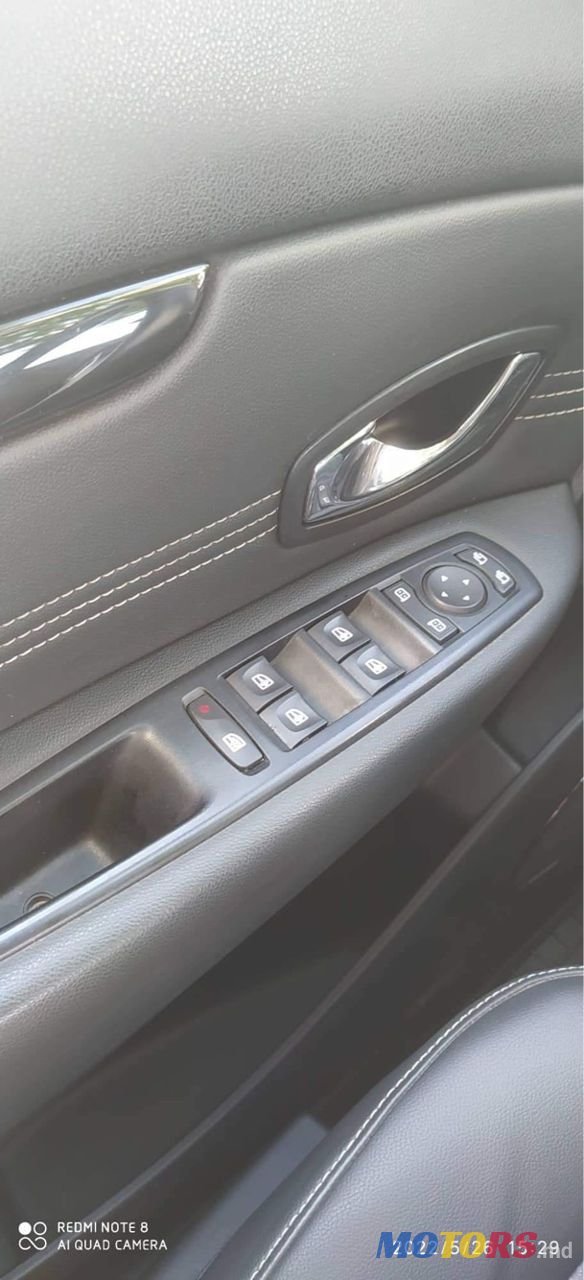 2011' Renault Scenic photo #5