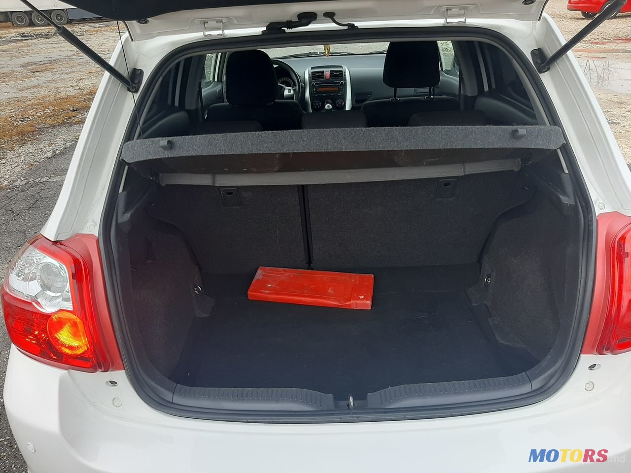 2012' Toyota Auris photo #6