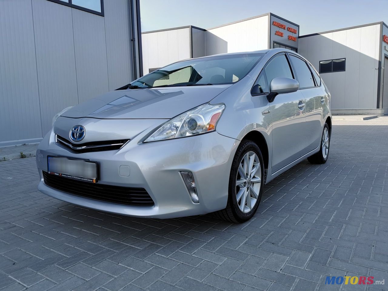 2012' Toyota Prius v photo #2