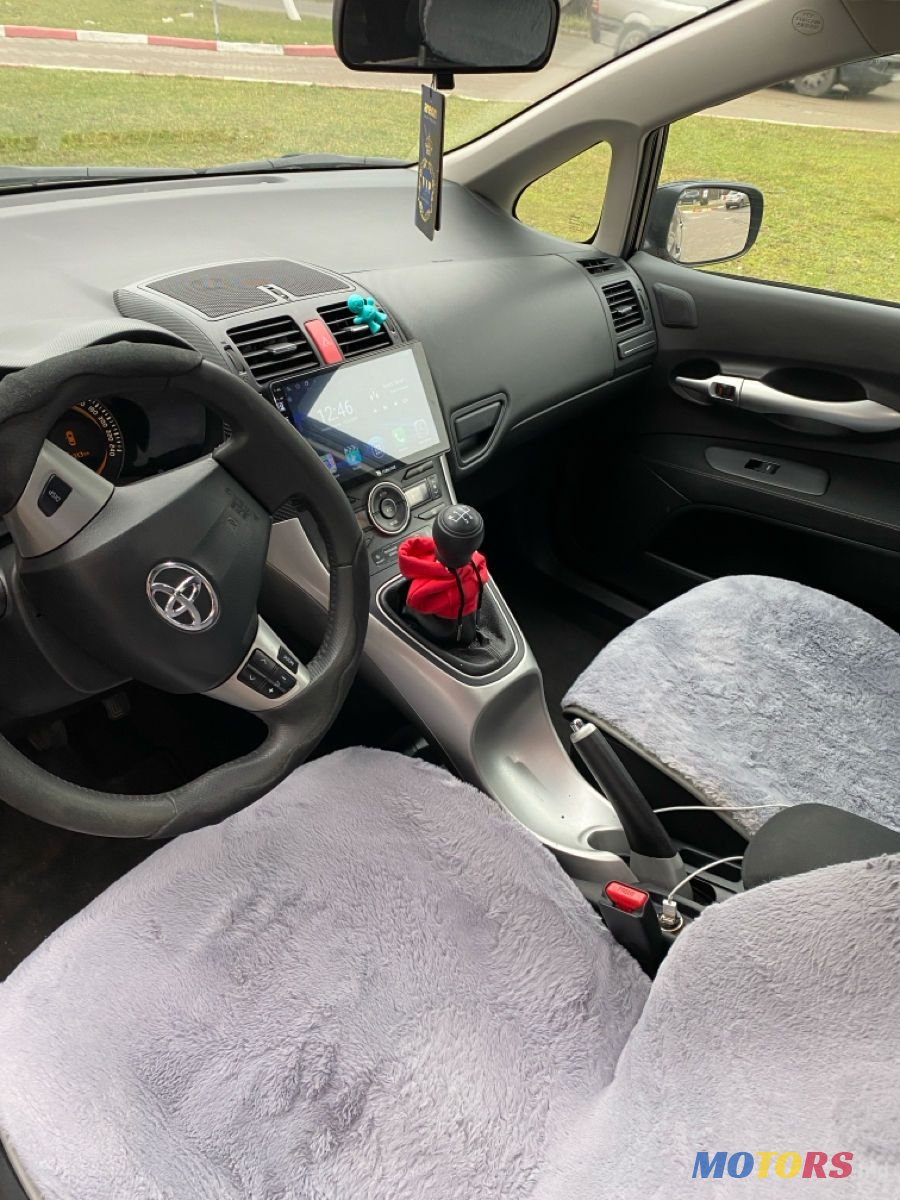 2011' Toyota Auris photo #5