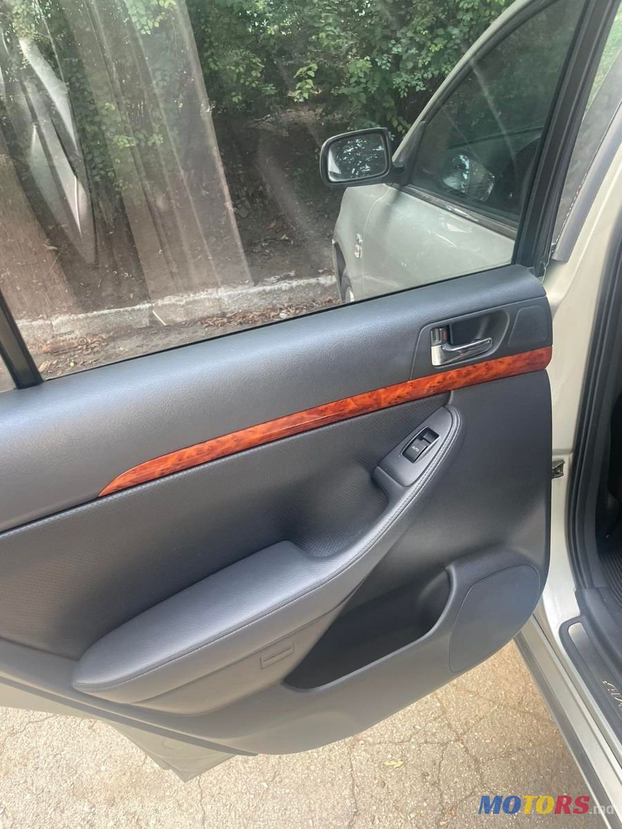 2004' Toyota Avensis photo #4