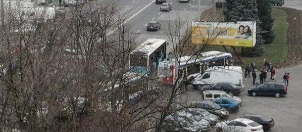 Из-за водителя-эгоиста на Скулянке встали десятки троллейбусов