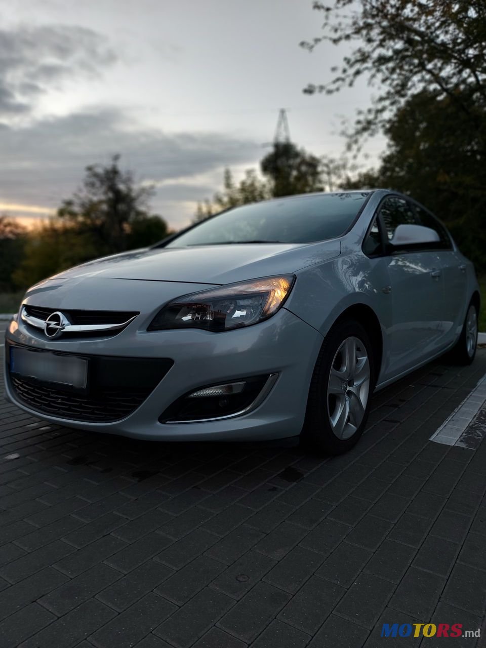 2012' Opel Astra photo #2