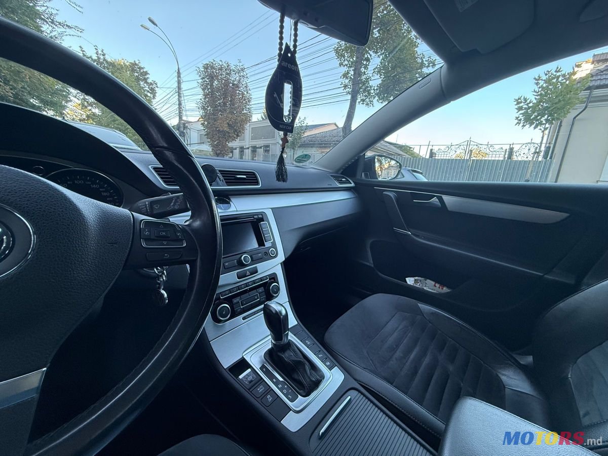 2011' Volkswagen Passat photo #3