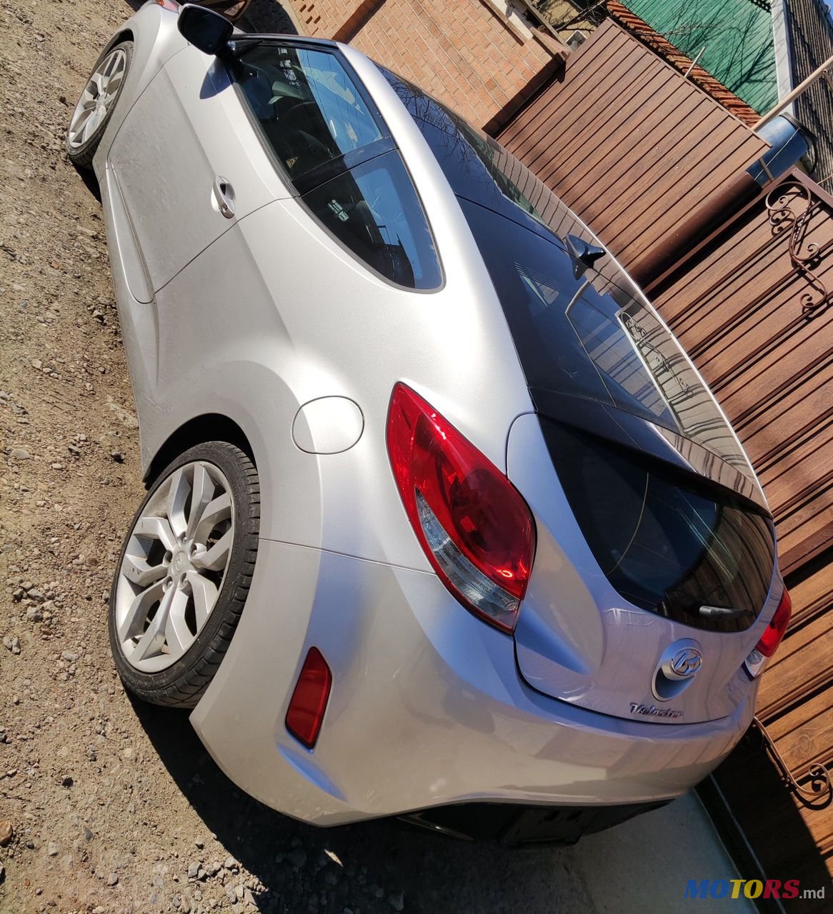 2011' Hyundai Veloster photo #2