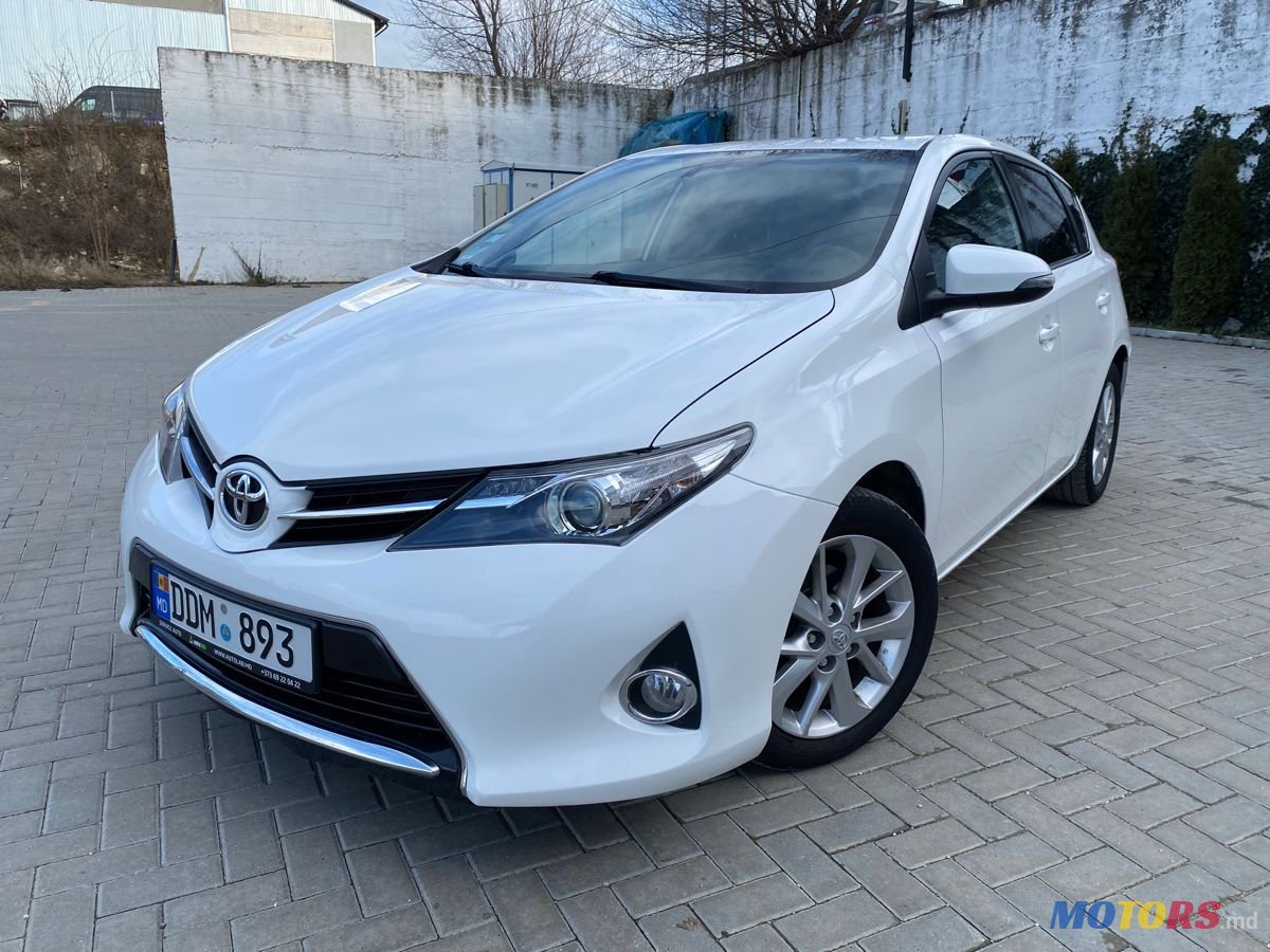 2013' Toyota Auris photo #1