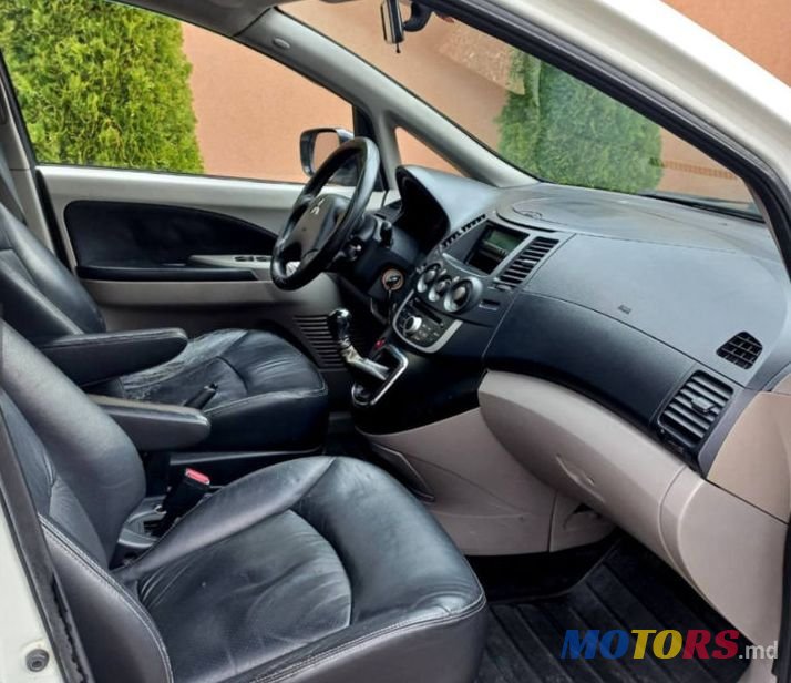 2008' Mitsubishi Grandis photo #4