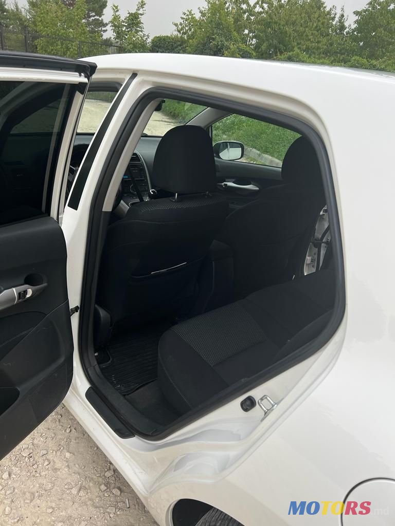 2012' Toyota Auris photo #6