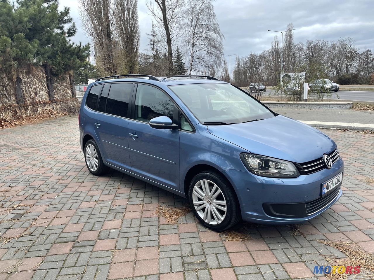 2011' Volkswagen Touran photo #1