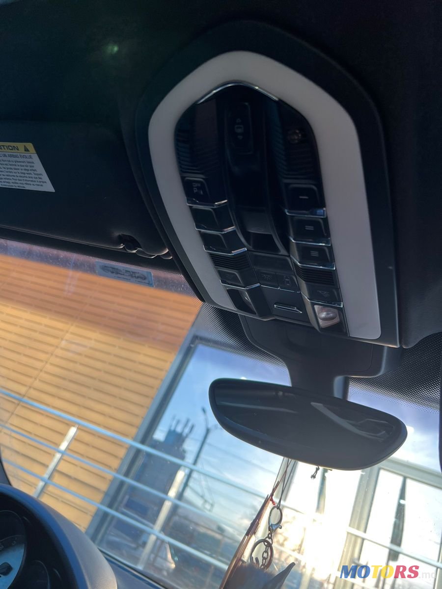 2012' Porsche Cayenne photo #4