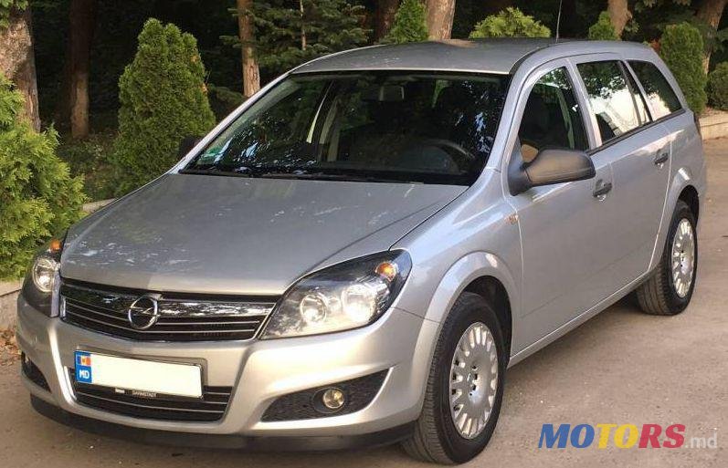 2010' Opel Astra photo #1