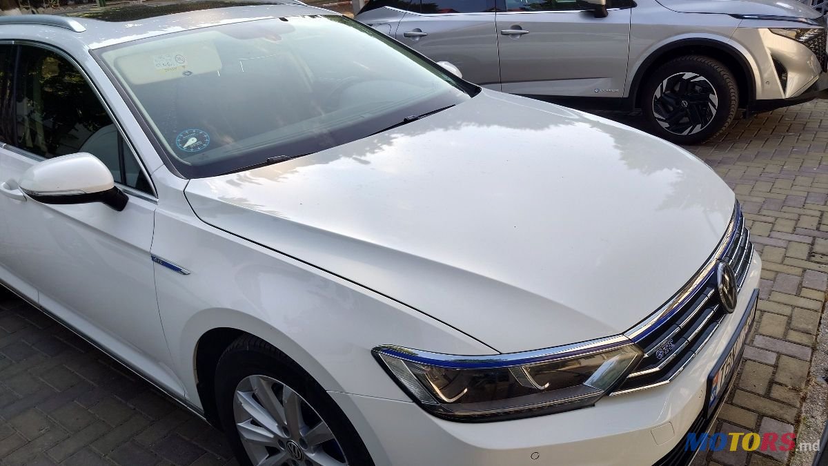 2016' Volkswagen Passat photo #5