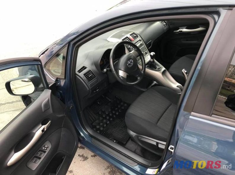 2009' Toyota Auris photo #1
