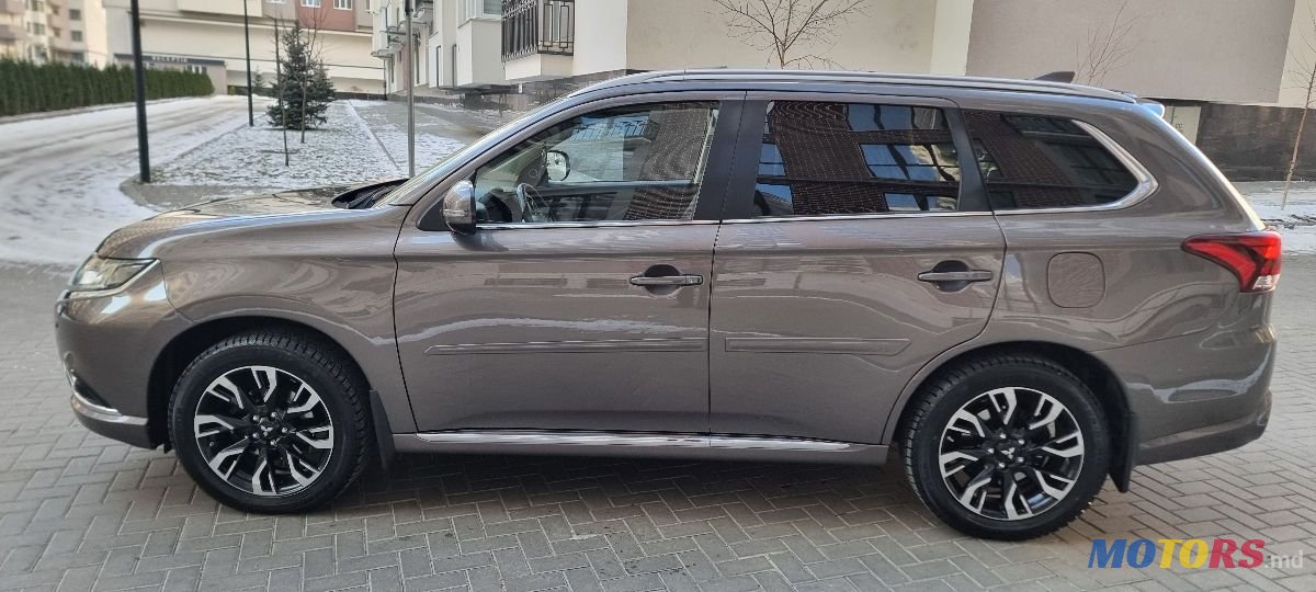 2015' Mitsubishi Outlander photo #5