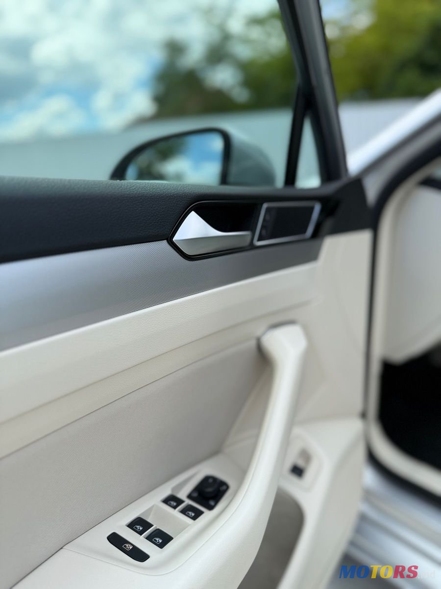 2019' Volkswagen Passat photo #6