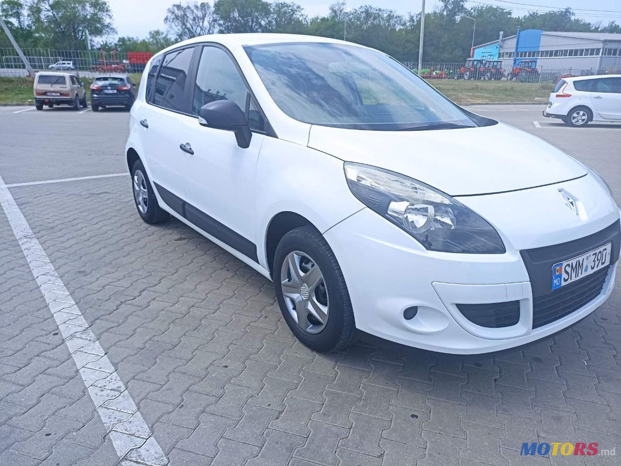 2010' Renault Scenic photo #1