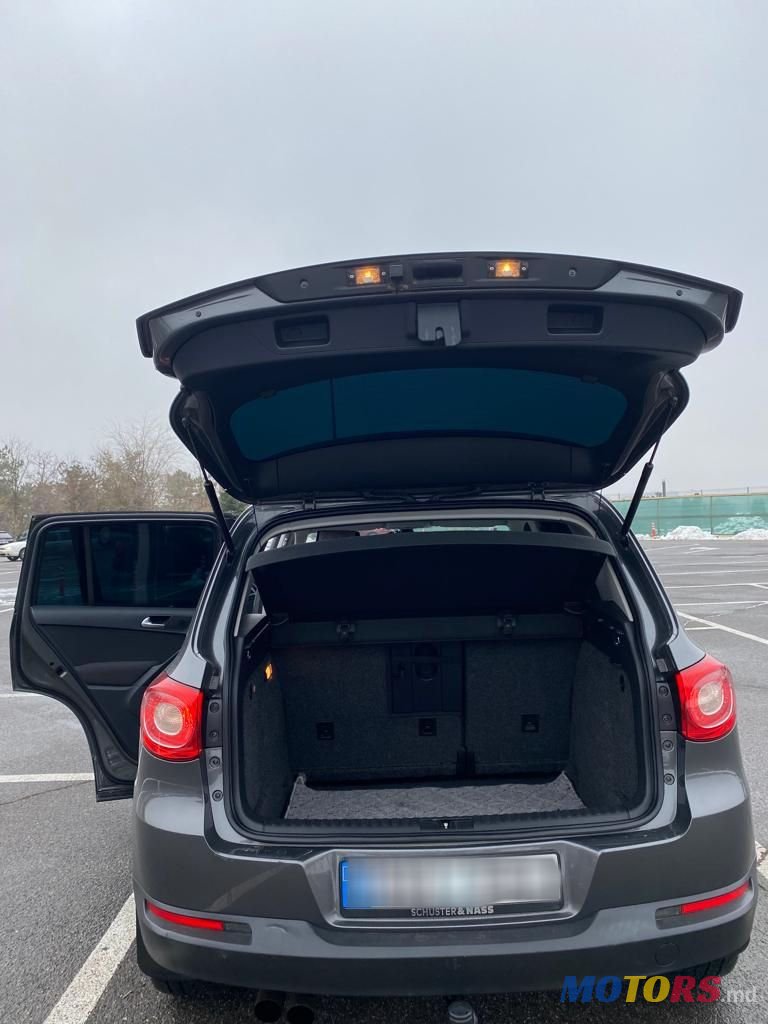 2011' Volkswagen Tiguan photo #1