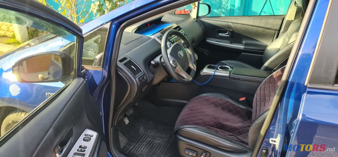 2015' Toyota Prius + photo #5