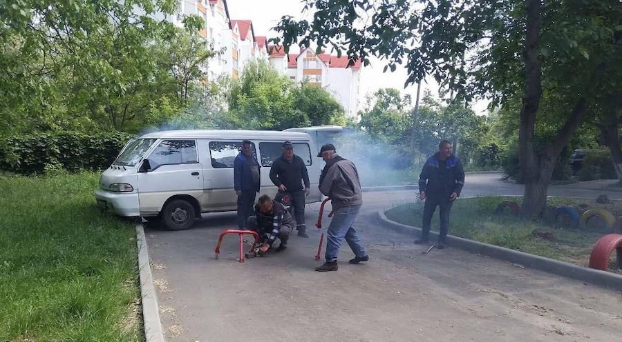 В столице демонтировали незаконно установленные противопарковочные элементы