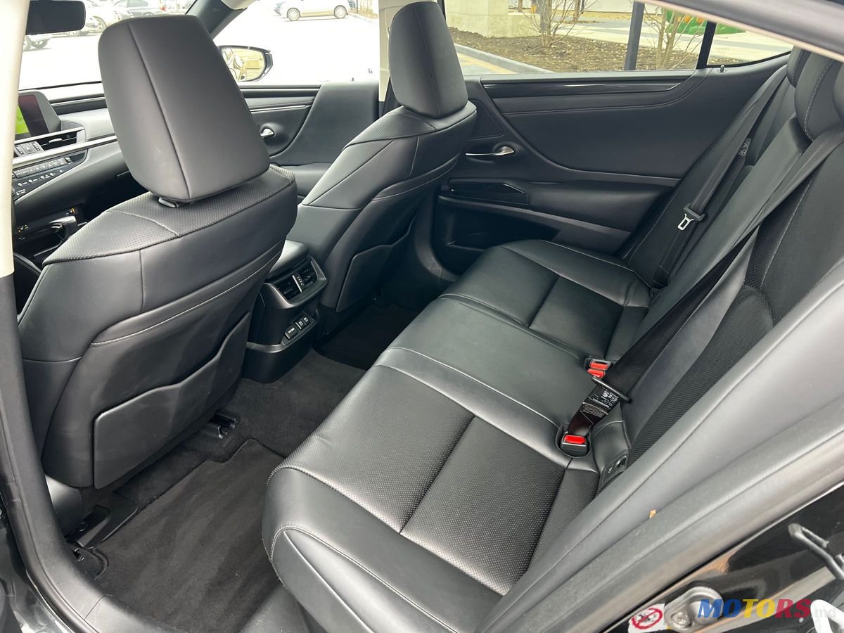 2019' Lexus Es Series photo #5