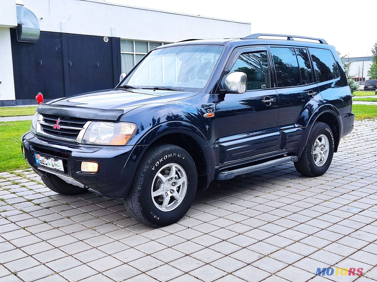 2002' Mitsubishi Pajero photo #3