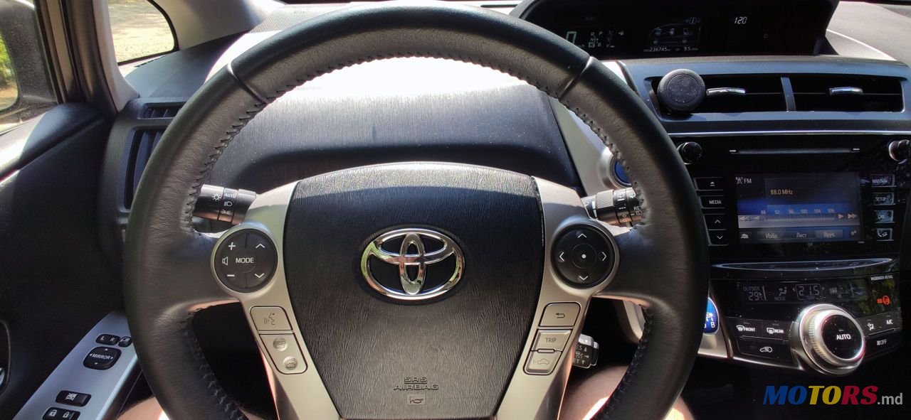2015' Toyota Prius + photo #6