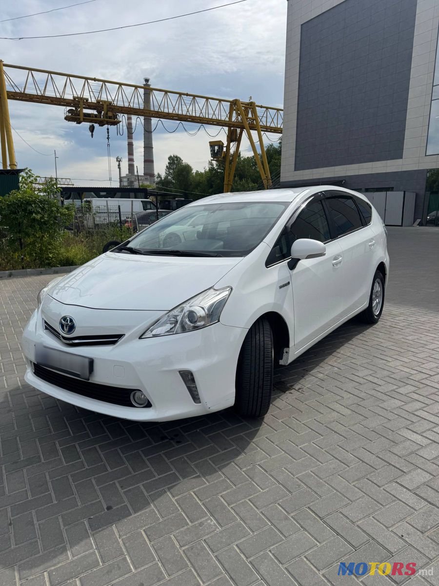 2015' Toyota Prius + photo #2