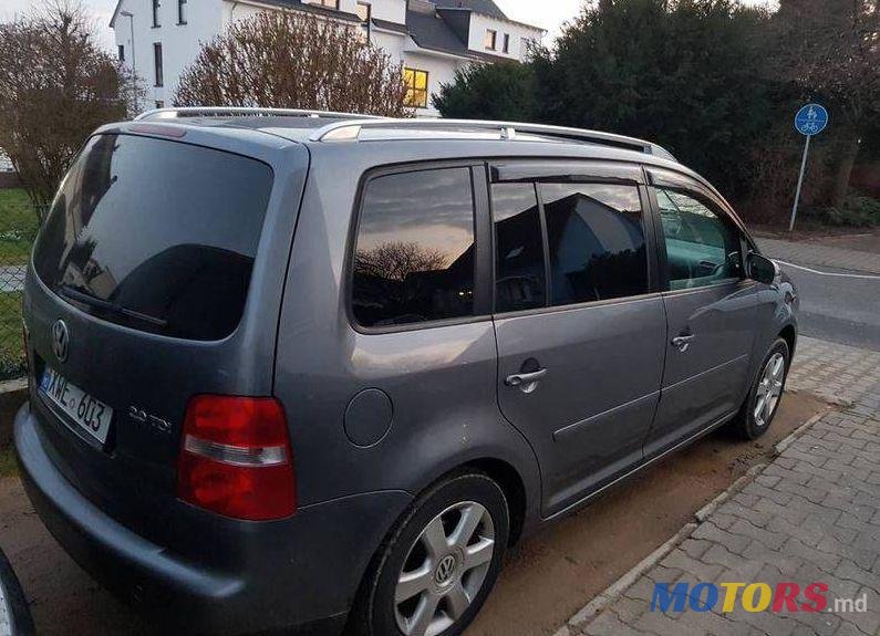 2004' Volkswagen Touran photo #1