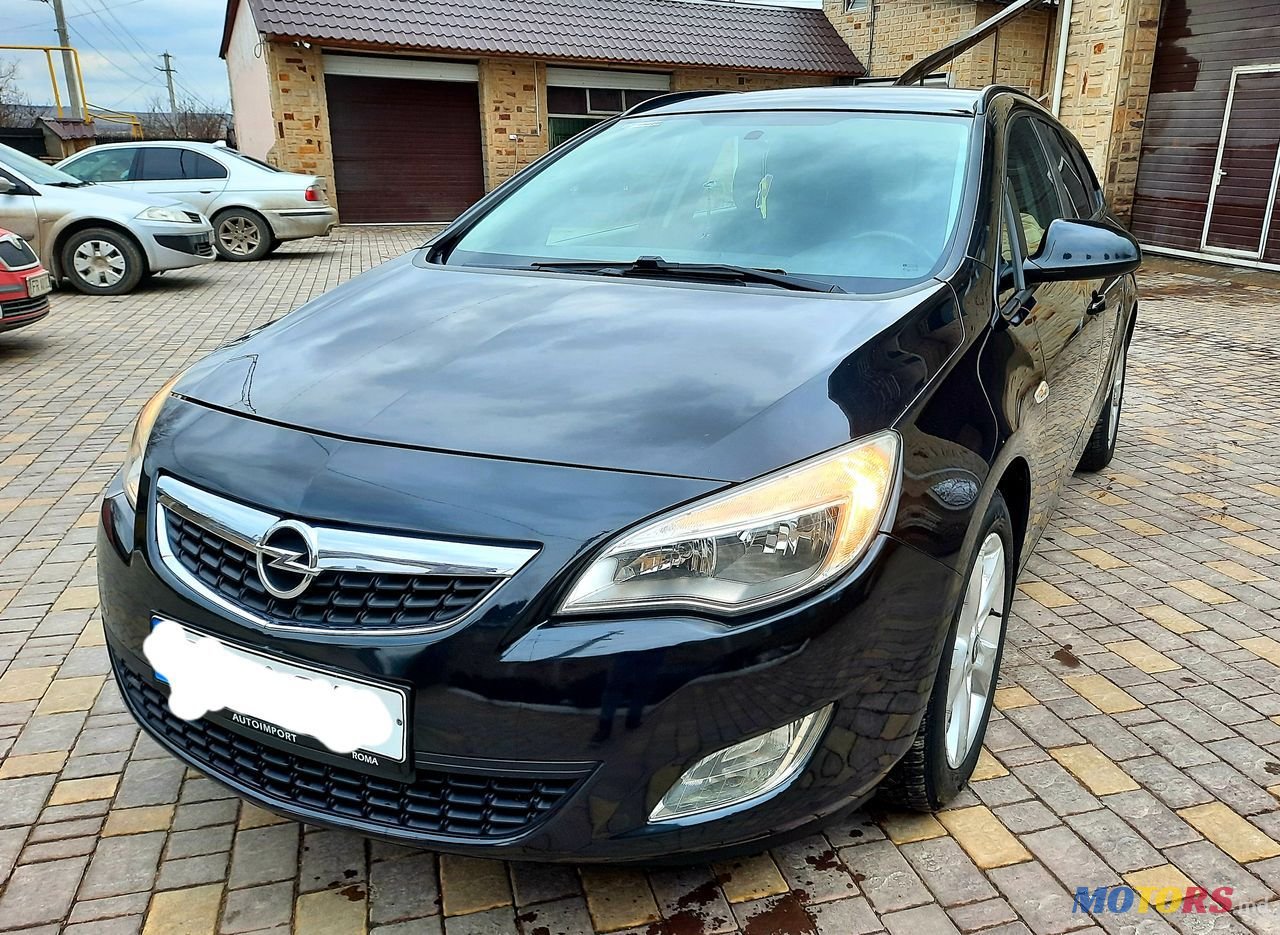 2011' Opel Astra photo #2